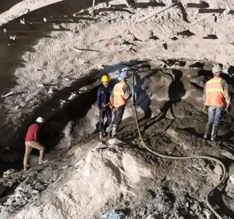 巴马拱顶带模注浆料的施工流程及注意事项